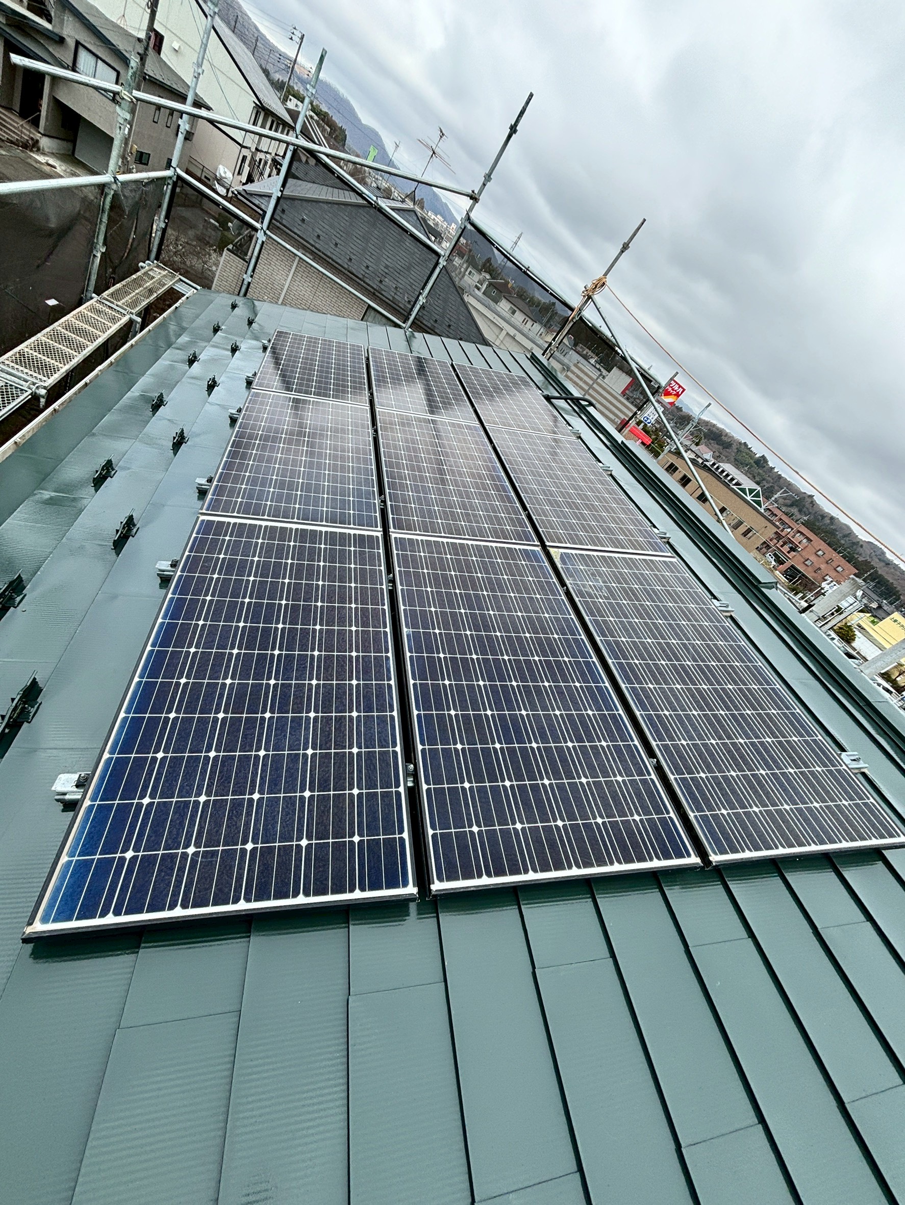 支持金具の上に太陽光パネルを設置し終えた屋根