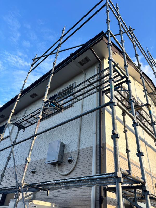 屋根工事のために住宅の外周に組んだ足場
