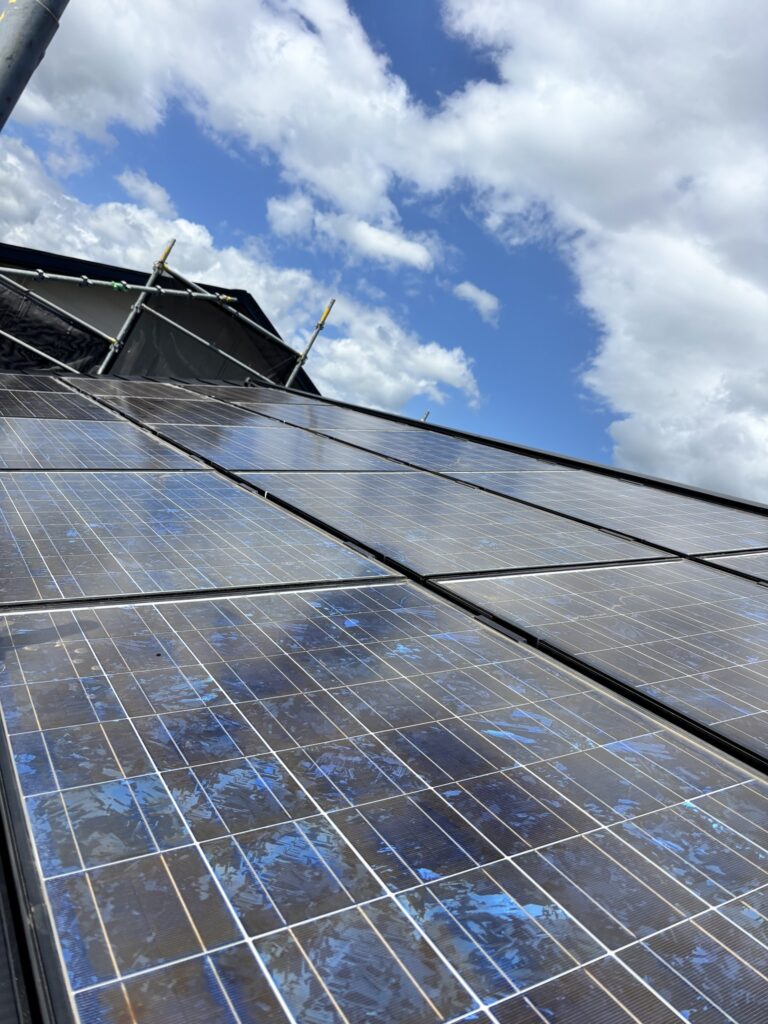 岩手県北上市 お客様邸｜屋根葺き替え後の太陽光パネル設置工事