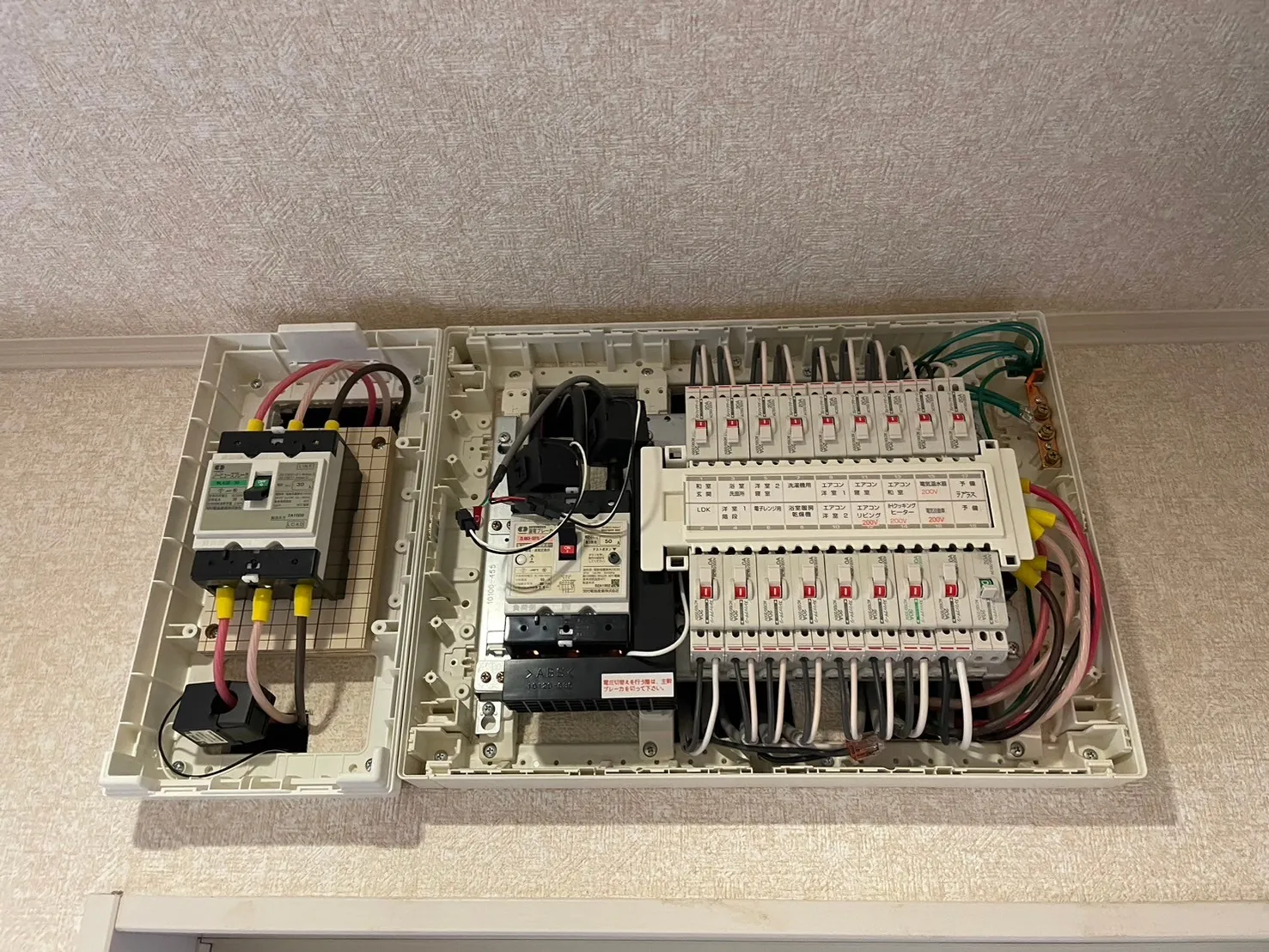 蓄電池の接続を行った分電盤