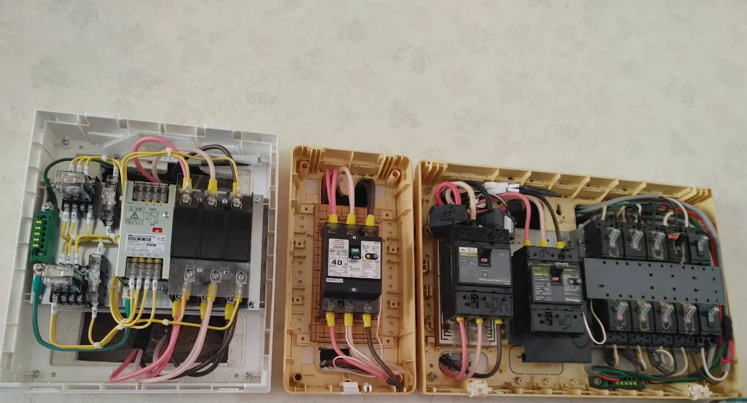 蓄電池の接続を行った分電盤