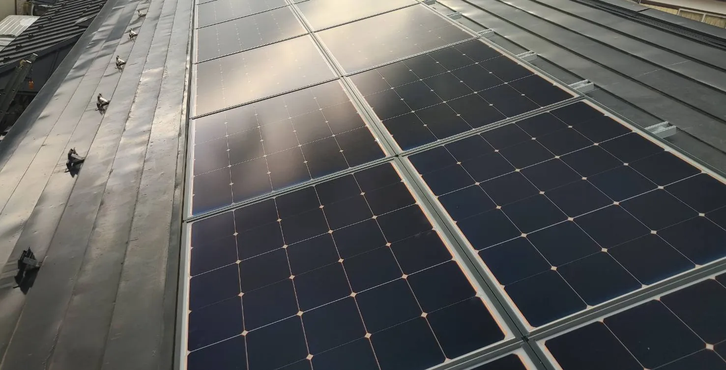 栗原市の住宅の屋根に設置した太陽光パネル