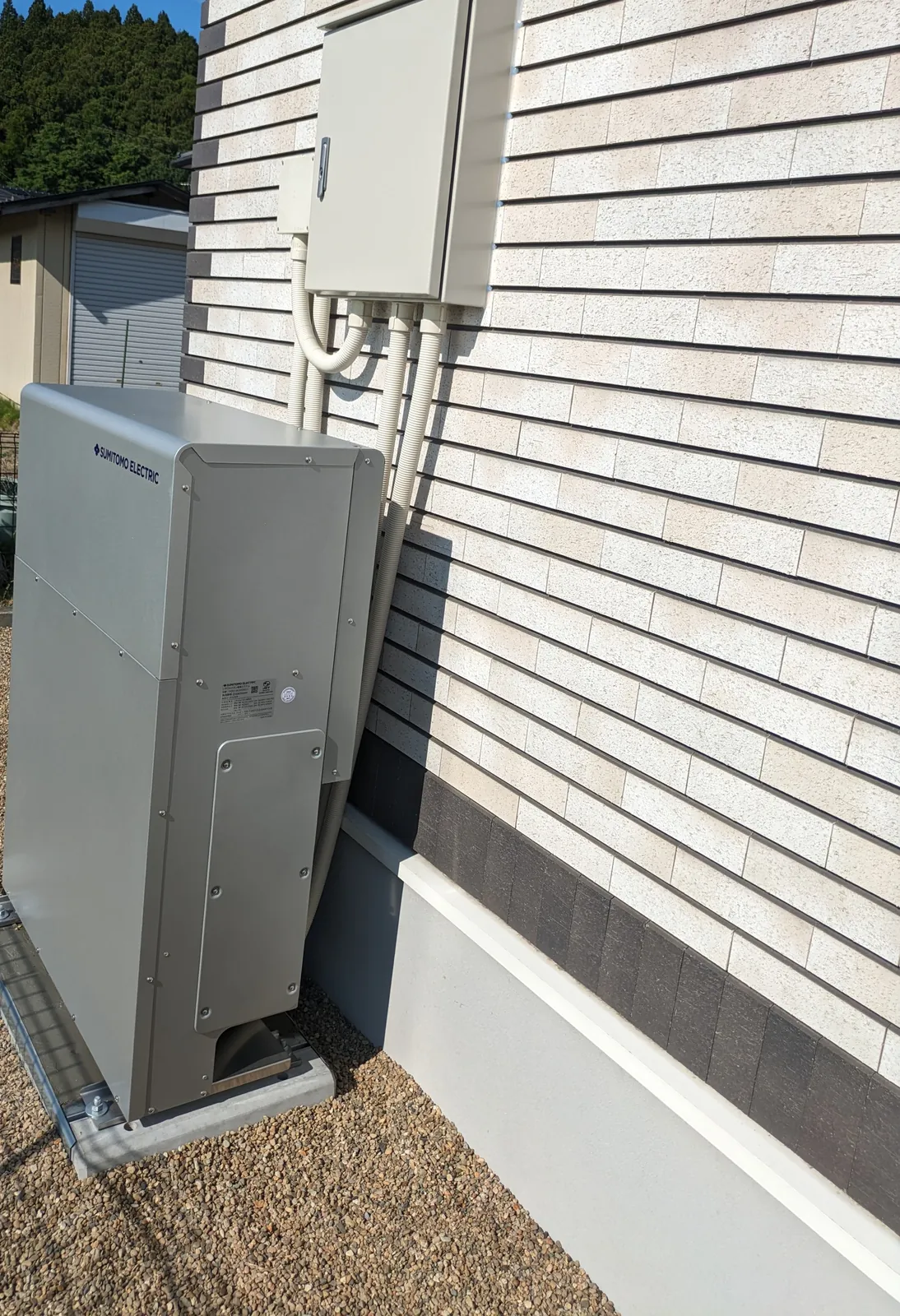 外壁の横に設置した蓄電システム