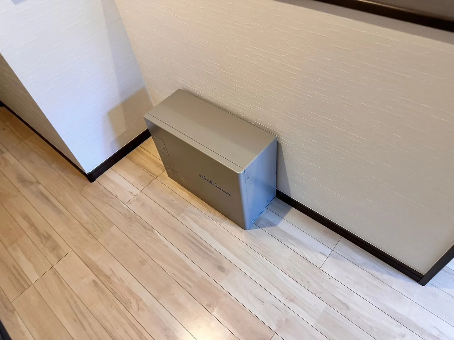 屋内に設置したニチコンの蓄電池ユニット