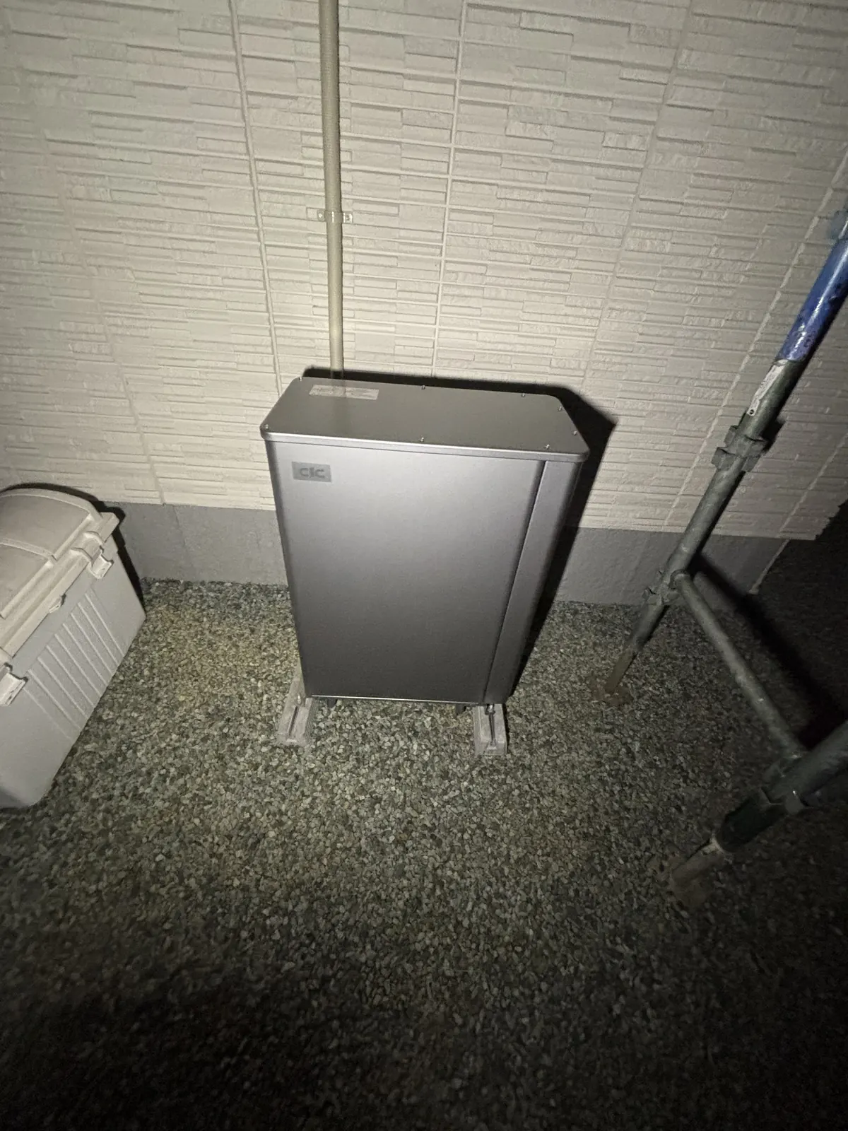 屋外に設置した長州産業の蓄電池ユニット