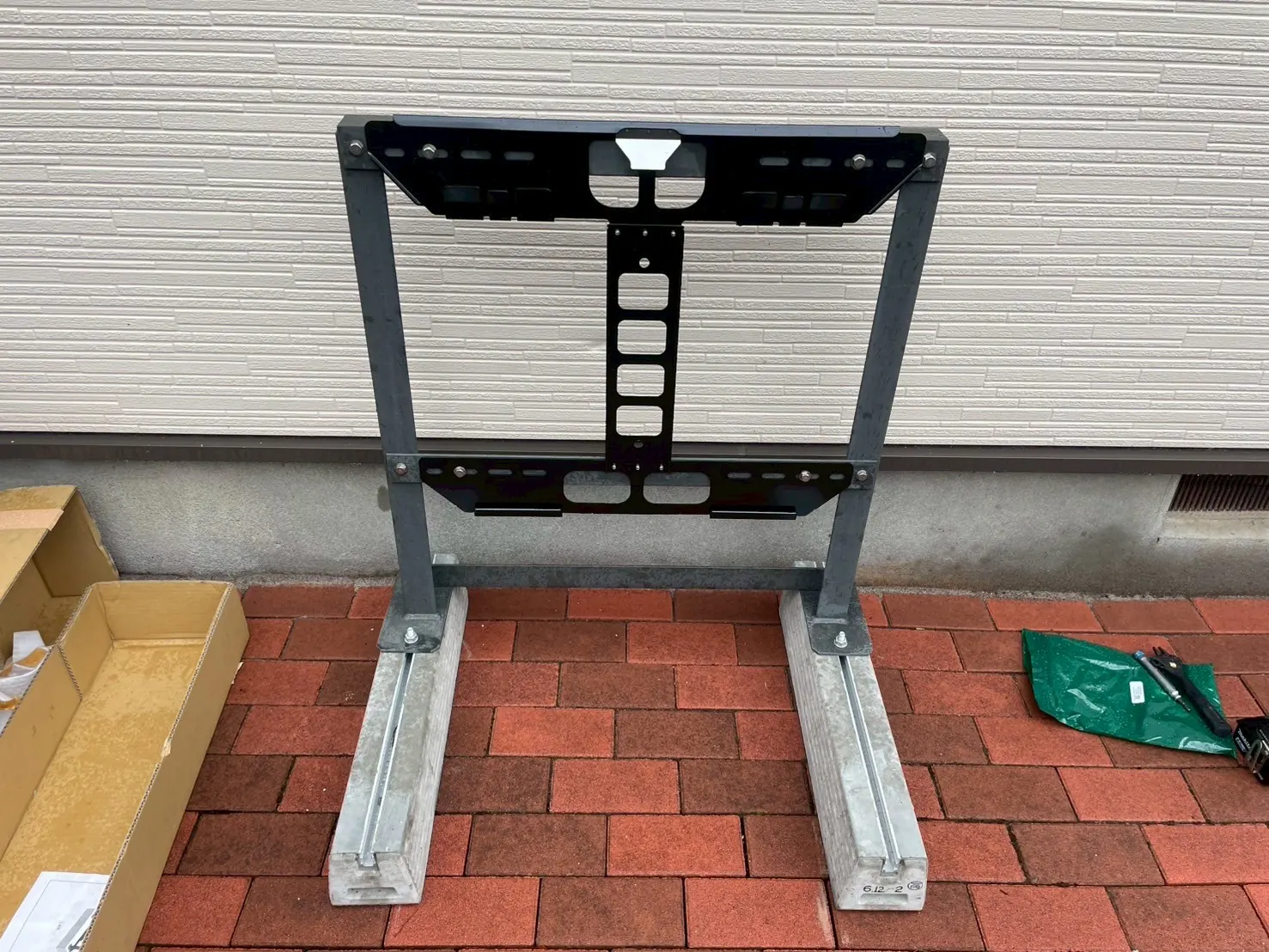 基礎の上に設置したPowerwallの専用架台