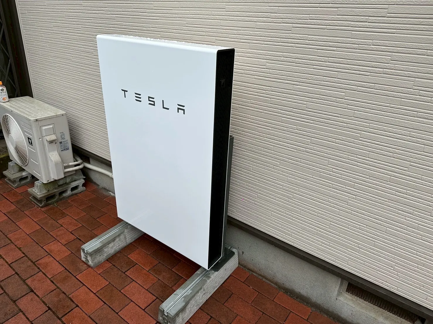 設置したテスラ Powerwall（側面）