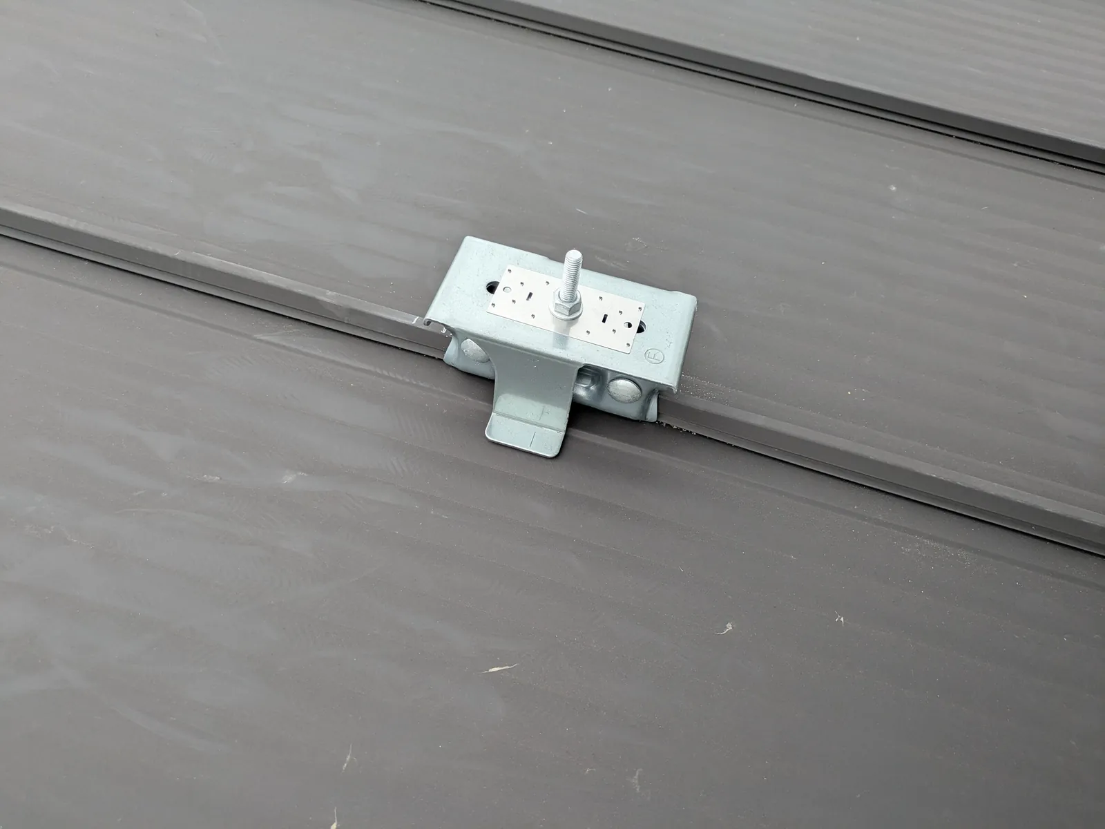 金属屋根に取り付けた金具