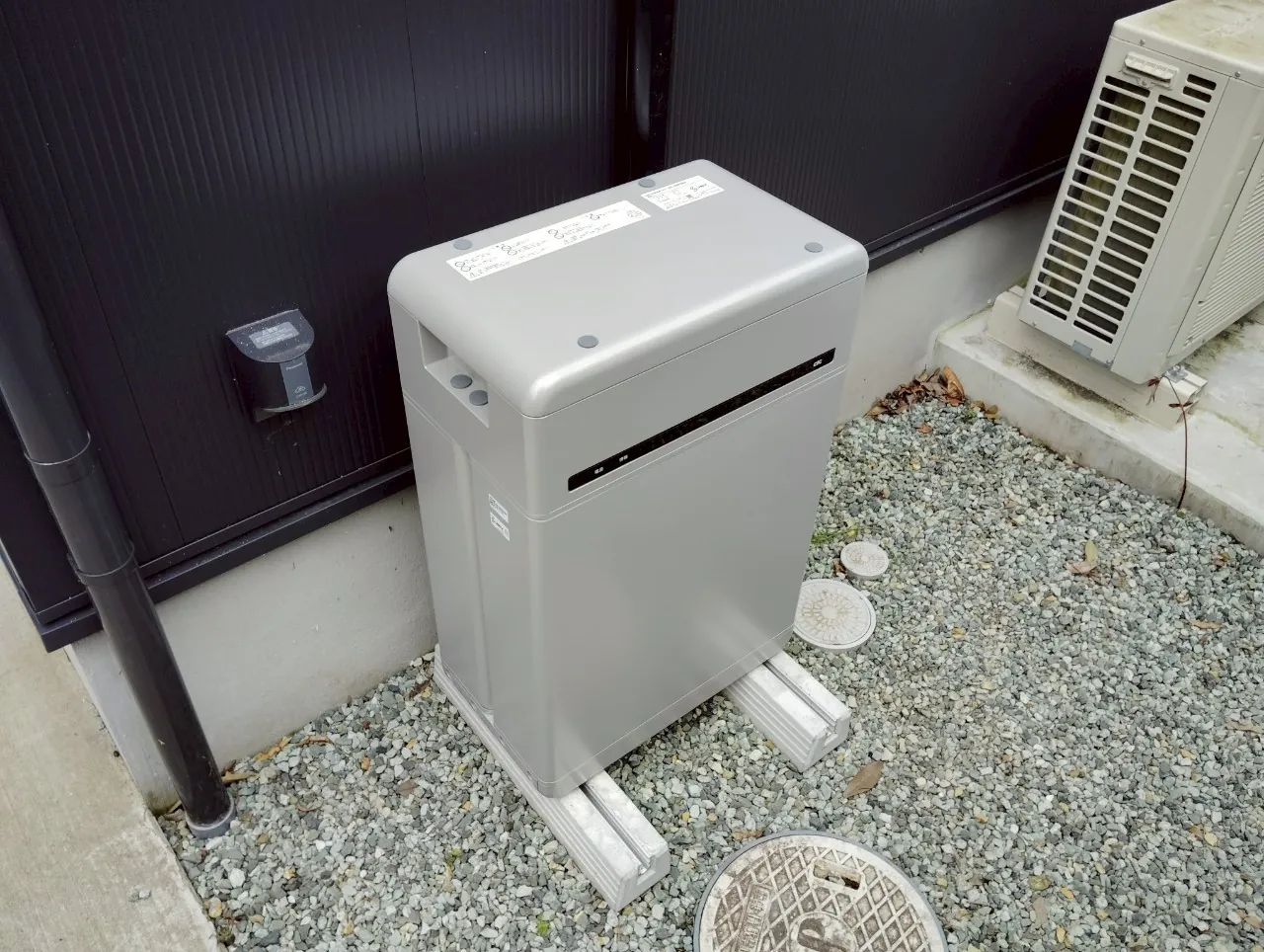 屋外に設置した長州産業の蓄電池ユニット