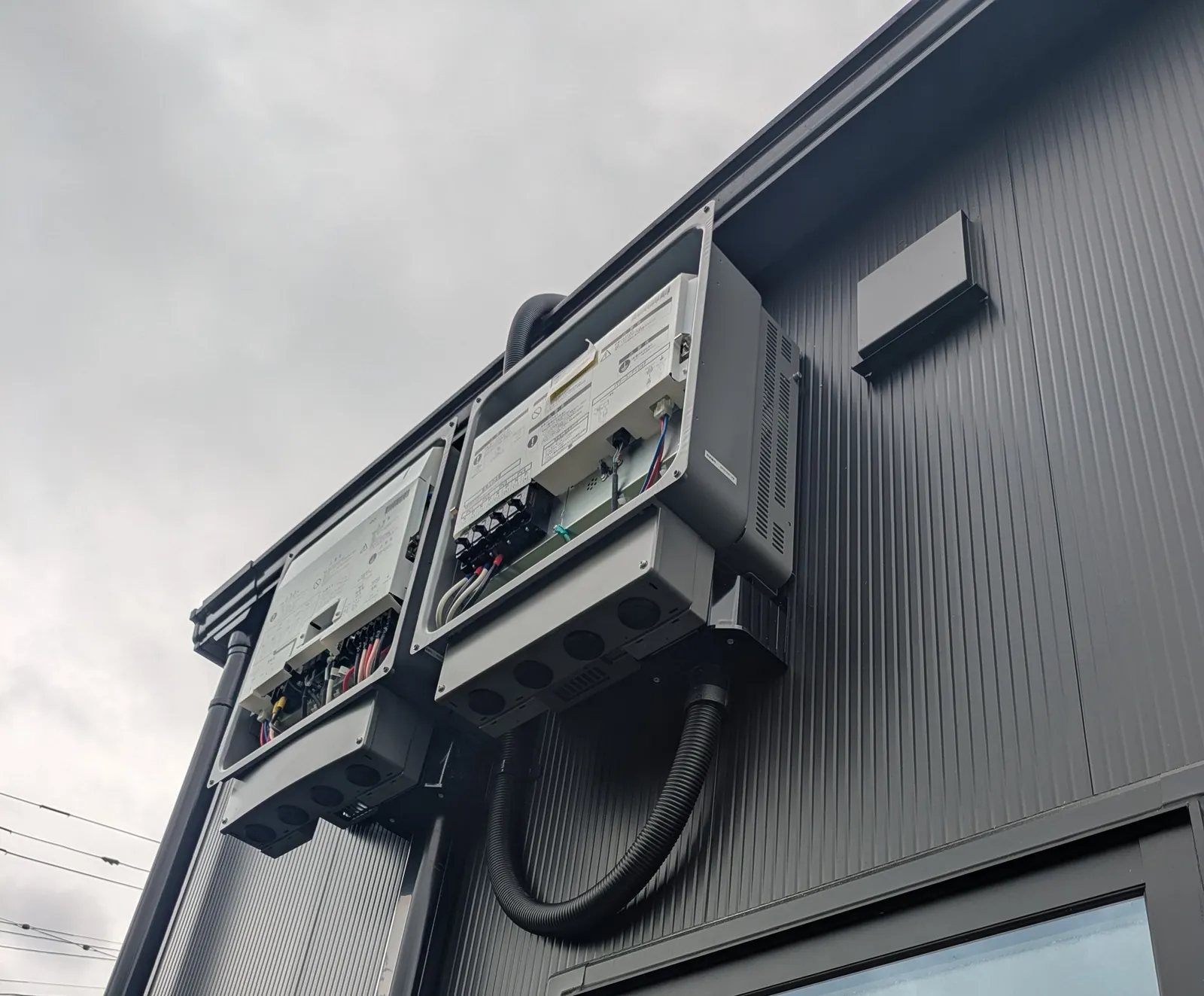 外壁に設置したマルチ蓄電パワーコンディショナとPVユニット