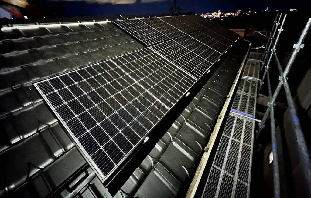 仙台市青葉区｜瓦屋根への太陽光発電と長州産業 蓄電池7.04kWhの設置工事の施工写真