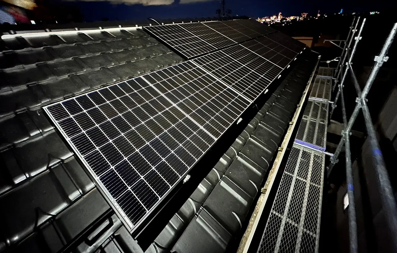 仙台市青葉区の瓦屋根に設置した太陽光パネル