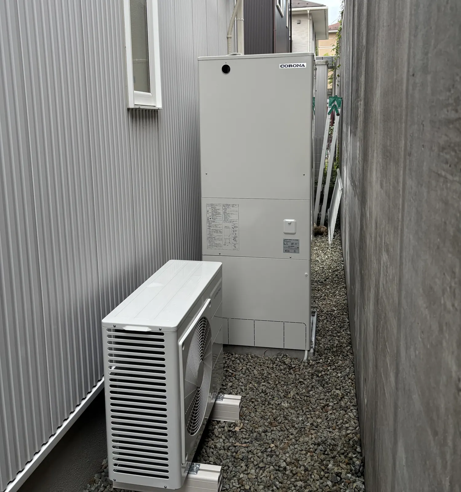 住宅の横に設置したコロナ製エコキュート