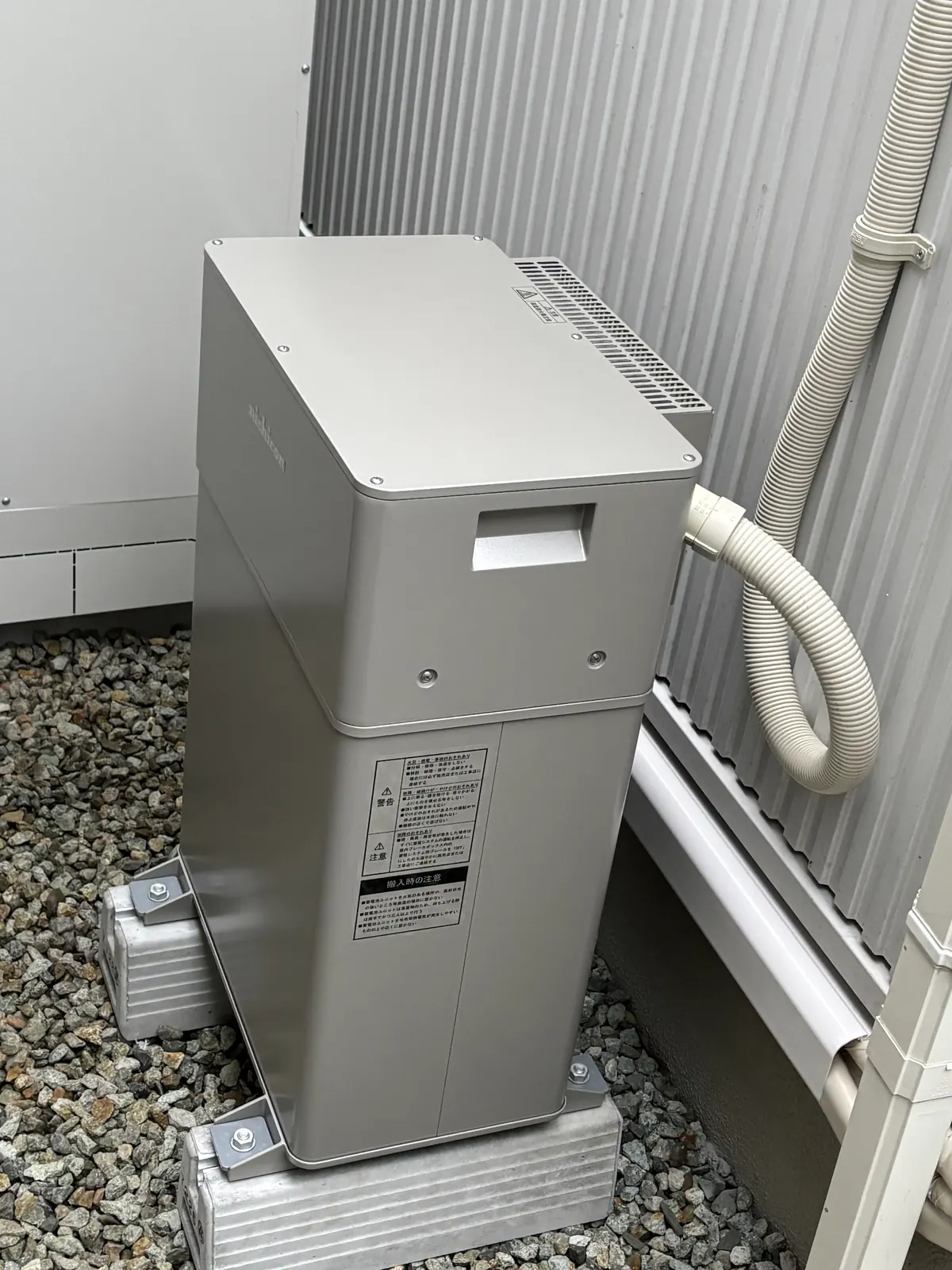 屋外に設置したニチコンの蓄電池ユニット