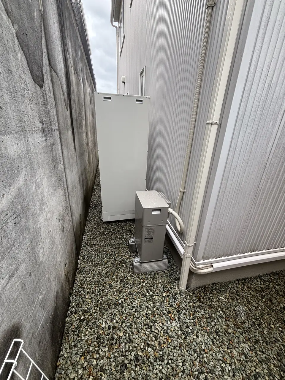 エコキュートと蓄電池ユニットを並べて設置した様子