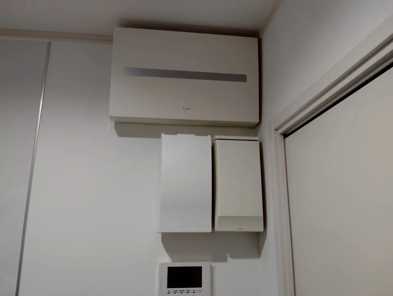 屋内に設置した蓄電システムの機器