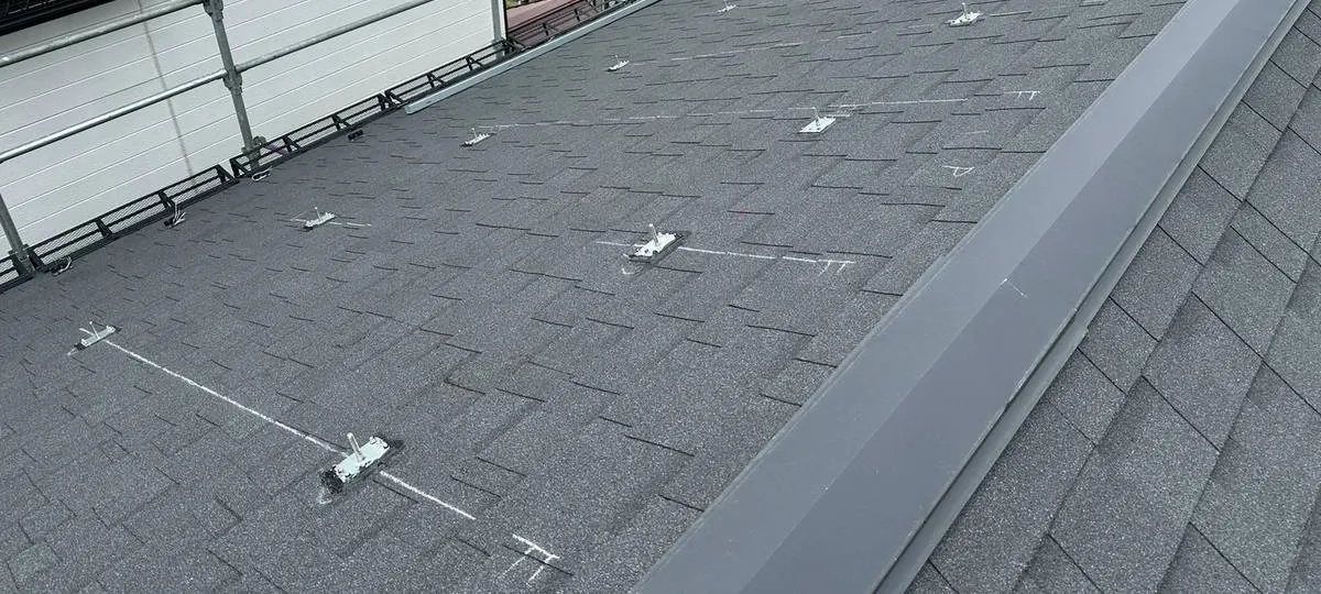 パネルを設置する前の屋根と金具の位置