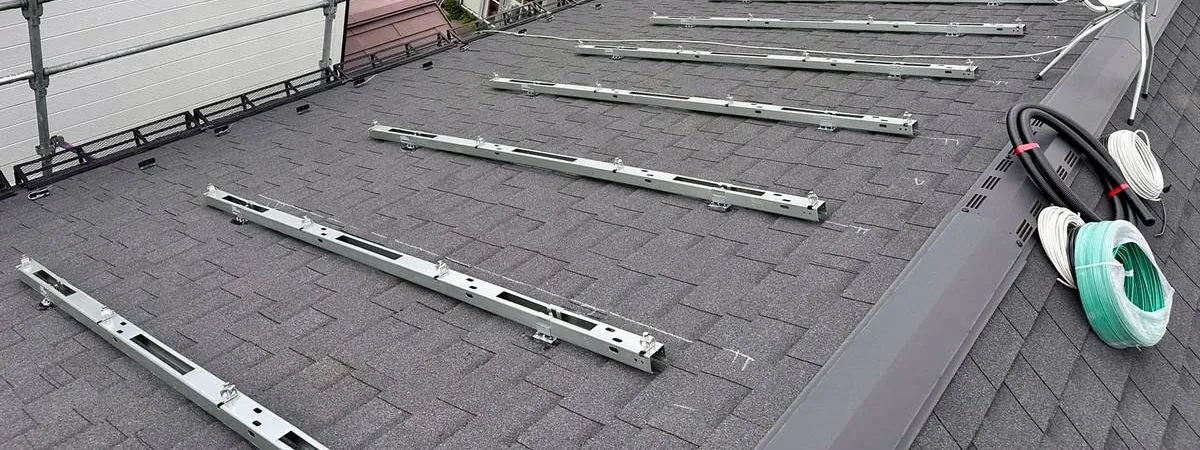 屋根に取り付けた架台