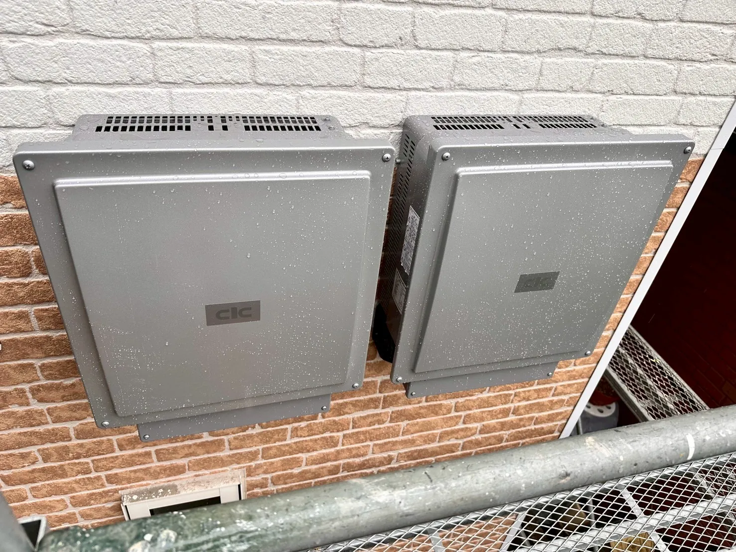 外壁に設置したマルチ蓄電パワーコンディショナとPVユニット