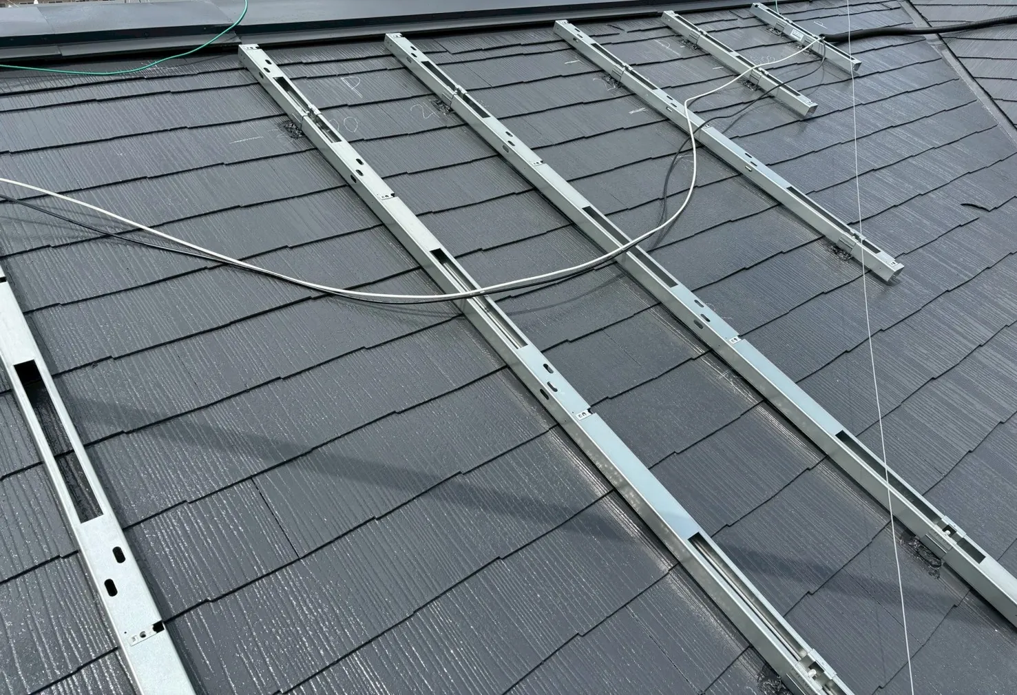 塗装後の屋根に取り付けた太陽光パネルの架台レール