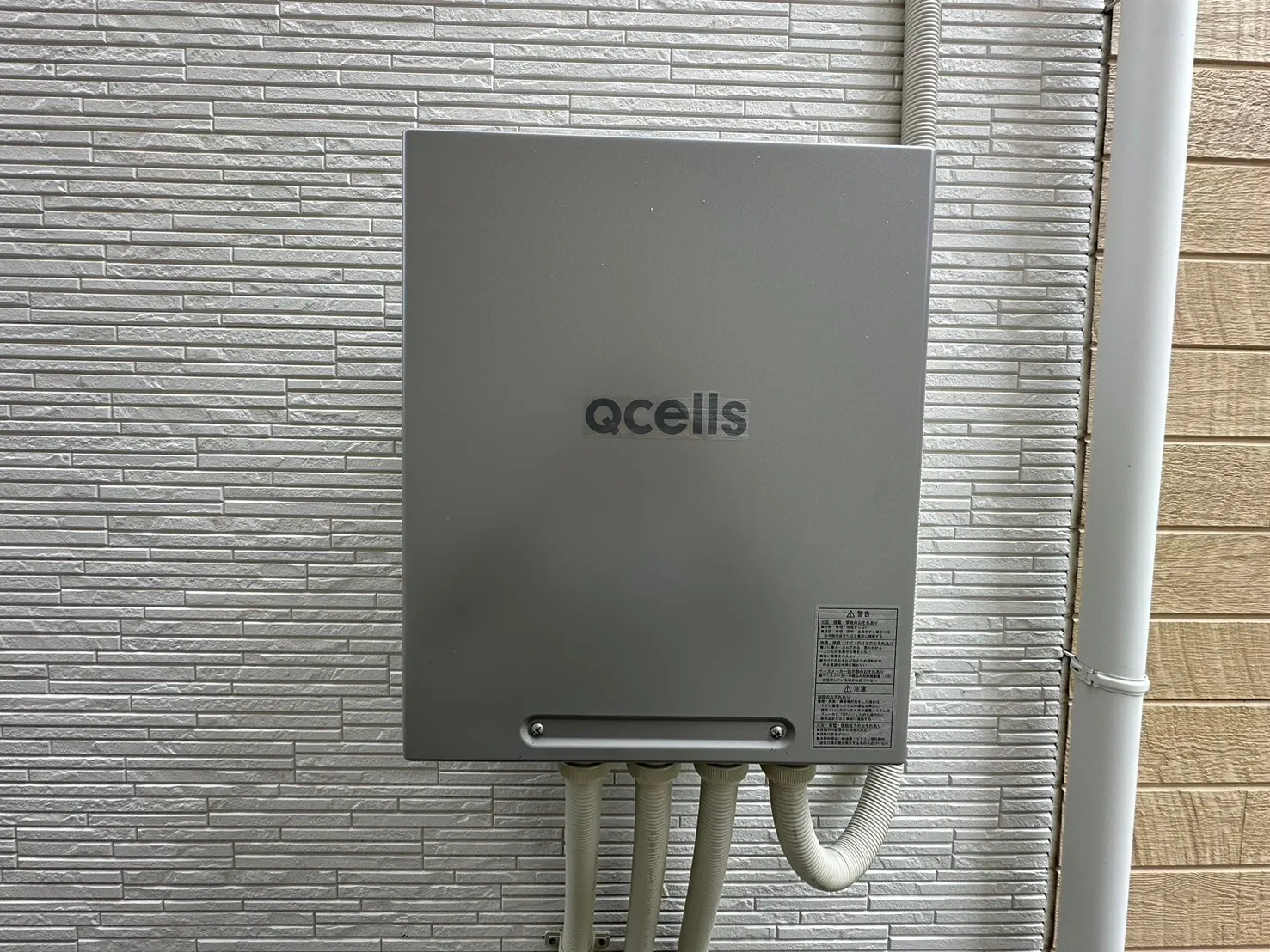 外壁に設置したQセルズのパワーコンディショナ