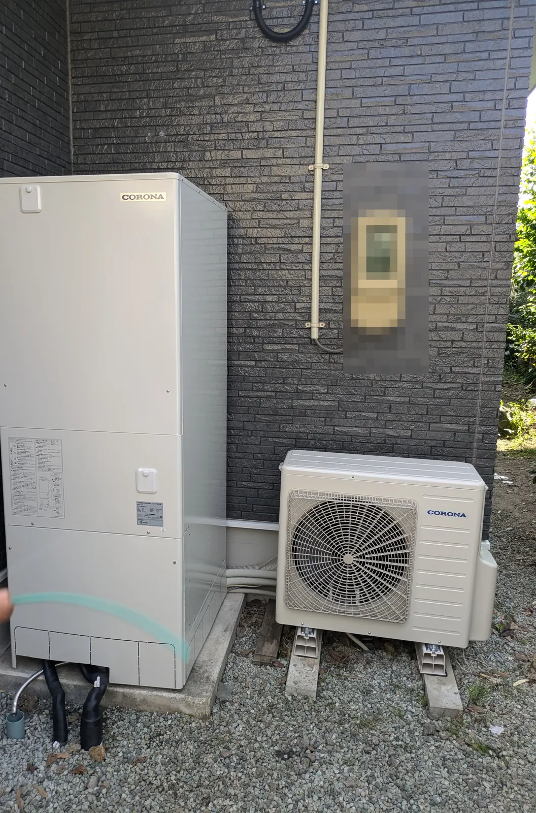 交換後のコロナ製エコキュート（貯湯ユニットとヒートポンプユニット）