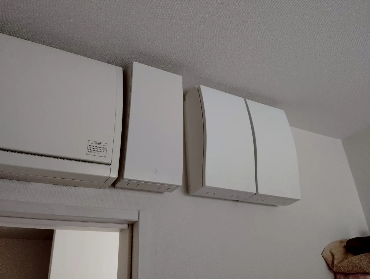 屋内に設置した蓄電システムの機器