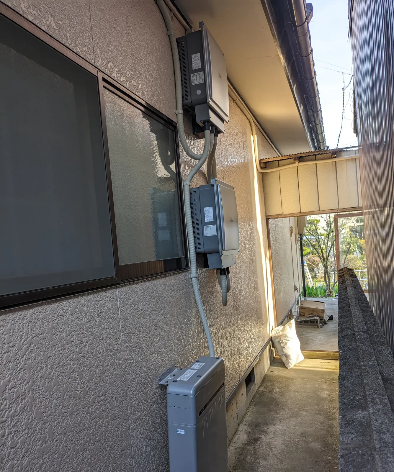住宅の横に設置した蓄電システムの機器