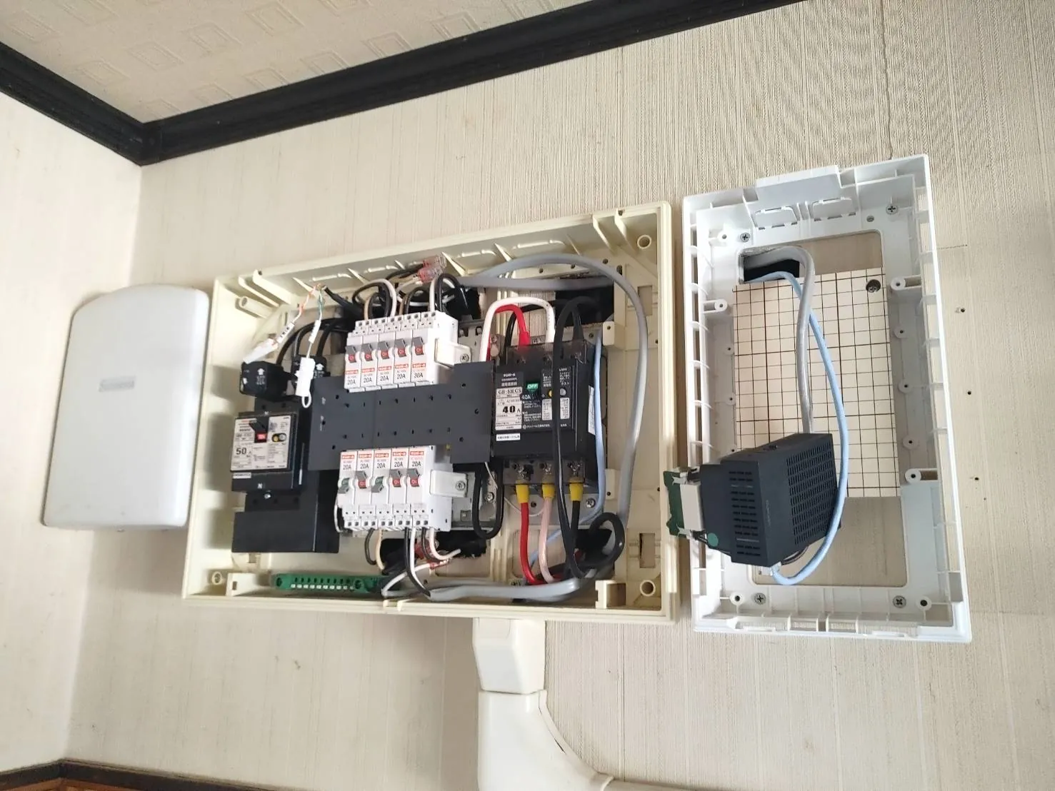 蓄電池の接続を行った分電盤