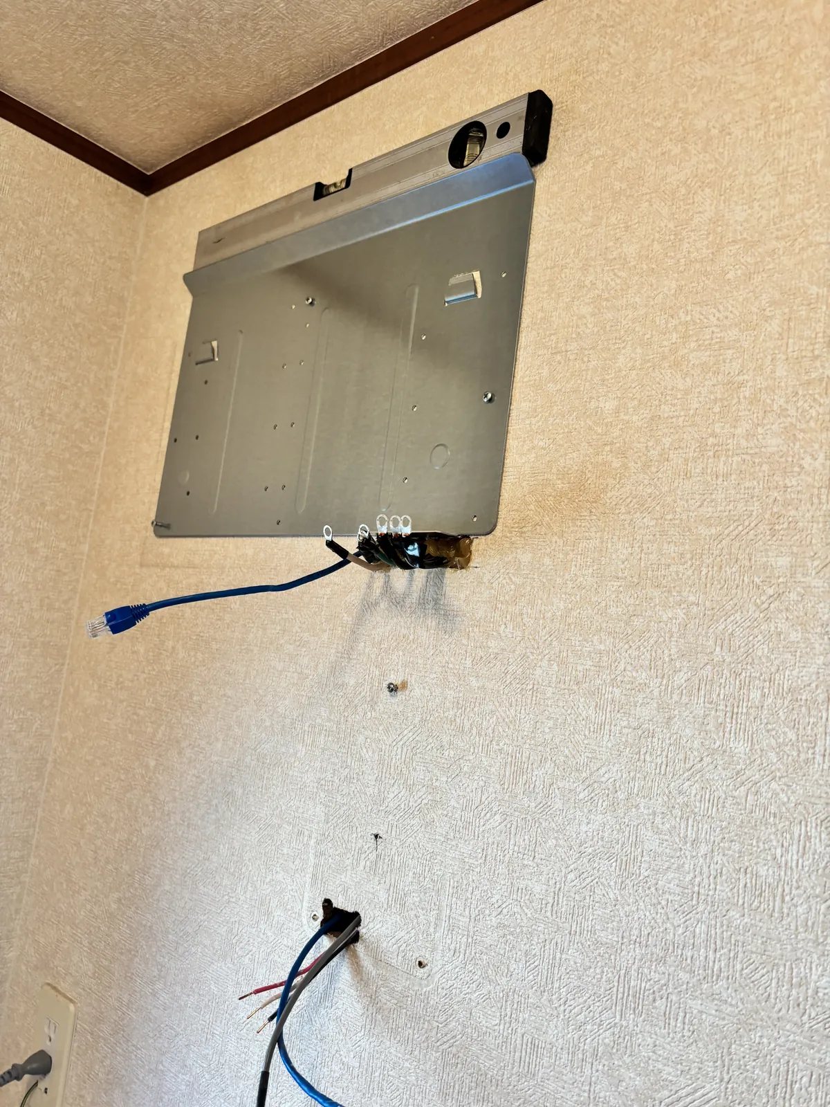 屋内の壁に固定したパワーコンディショナの取付金具
