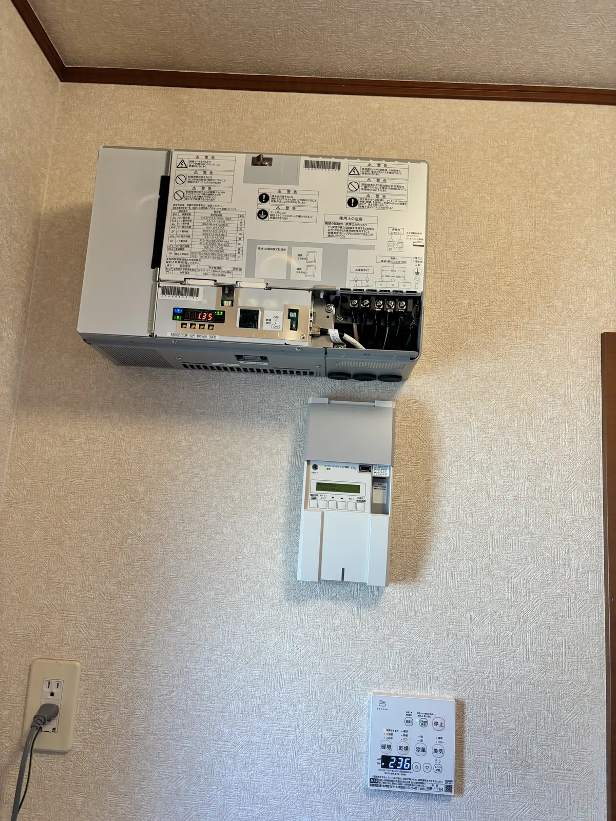 設置したパワーコンディショナと計測ユニット
